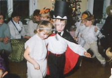 Zabawa choinkowa dzieci z przedszkola w parku w Białej Podlaskiej