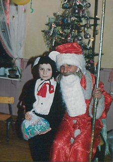 Chłopiec z Mikołajem podczas zabawy choinkowej w przedszkolu w parku w Białej Podlaskiej