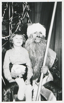 Dziewczynka z Mikołajem podczas zabawy choinkowej w ZPW "Biawena" w Białej Podlaskiej