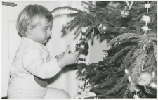 Dziecko przy choince