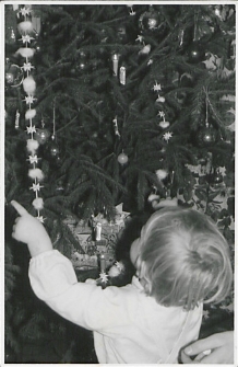 Dziecko podziwiające choinkę