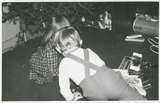 Dzieci bawiące się z prezentami przy choince