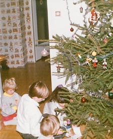 Dzieci z prezentami przy choince