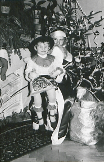 Dziecko z Mikołajem podczas zabawy choinkowej w przedszkolu przy ul (1 Maja) Janowskiej w Białej Podlaskiej
