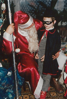 Dziecko z Mikołajem podczas zabawy choinkowej dzieci z przedszkola przy ul (1 Maja) Janowskiej w Białej Podlaskiej