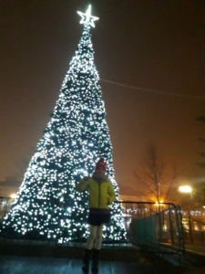 Dziewczynka przy choince na Placu Wolności w Białej Podlaskiej