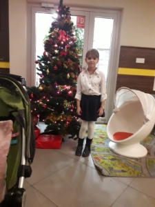 Dziewczynka przy choince