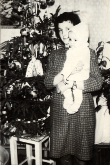 Matka z małym dzieckiem przy choince