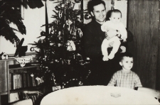 Ojciec z dziećmi przy choince