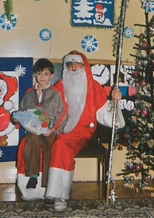 Chłopiec z Mikołajem podczas zabawy choinkowej w przedszkolu nr 11 w Białej Podlaskiej