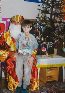 Chłopiec z Mikołajem podczas zabawy choinkowej w Przedszkolu nr 11 w Białej Podlaskiej