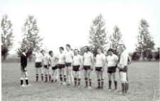 Mecz TKKF Krzna Biała Podlaska: „kawalerowie” kontra „żonaci” (na zdjęciu) na boisku przy szkole w Sielczyku