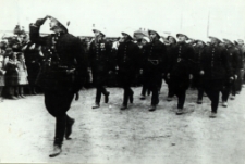 Grupa strażaków Ochotniczej Straży Pożarnej w Białej Podlaskiej na defiladzie 11 listopada 1938 r. [fotografia]