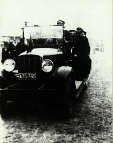 Wóz strażackiej Ochotniczej Straży Pożarnej w Białej Podlaskiej na defiladzie 11 listopada 1938 r. [fotografia]