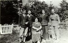 Uczniowie Gimnazjum Męskiego im. Józefa Ignacego Kraszewskiego w Białej Podlaskiej z wychowawczynią Helena Kisielewicz [fotografia]