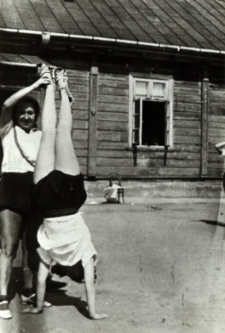 Ćwiczenia gimnastyczne w Gimnazjum Żeńskim im. E. Plater w Białej Podlaskiej [fotografia]