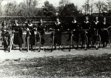 Wycieczka rowerowa uczennic Gimnazjum Żeńskim im. E. Plater w Białej Podlaskiej do Roskoszy[fotografia]