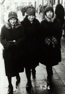 Uczennice Gimnazjum Żeńskim im. E. Plater w Białej Podlaskiej na Placu Wolności [fotografia]