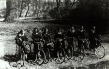 Wycieczka rowerowa uczennic Gimnazjum Żeńskim im. E. Plater w Białej Podlaskiej do Roskoszy [fotografia]