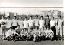 Drużyna piłkarska AZS Biała Podlaska na boisku MOSiR w Białej Podlaskiej [fotografia]