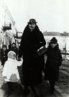 Mieszkanka Białej Podlaskiej z dziećmi na Placu Wolności [fotografia]