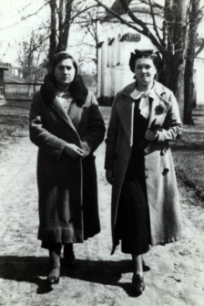 Mieszkanki Białej Podlaskiej na spacerze w Parku Radziwiłłowskim [fotografia]