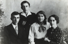 Nadzieja Żuk nauczycielka szkoł powszechnych w pow. bialskim z dziećmi [fotografia]