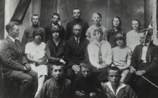 Nauczyciele i uczniowie kl. VII Szkoły Powszechnej w Konstantynowie [fotografia]