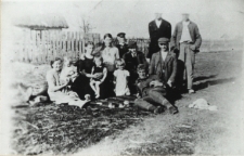 Grupa mieszkańców Zakalinek k. Konstantynowa [fotografia]