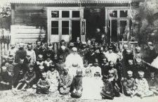 Uczniowie Szkoły Powszechnej w Nosowie przed budynkiem szkoły [fotografia]