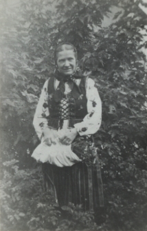 Mieszkanka Konstantynowa w odświętnym stroju ludowym [fotografia]