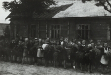 Uczniowie Szkoły Podstawowej w Kodniu przed budynkiem szkoły [fotografia]
