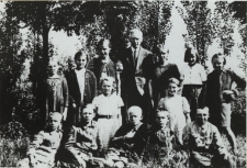 Uczniowie kl. VII Szkoły Podstawowej w Kodniu podczas zakończenia roku szkolnego [fotografia]