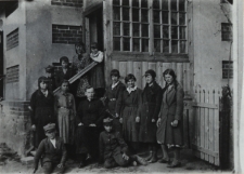 Uczniowie Szkoły Podstawowej w Konstantynowie przed plebanią [fotografia]