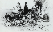 Praca przy nawlekaniu tytoniu w Zakalinkach [fotografia]