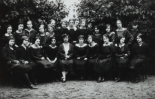 Uczennice kl. VIII Gimnazjum Żeńskiego im. E. Plater w Białej Podlaskiej [fotografia]