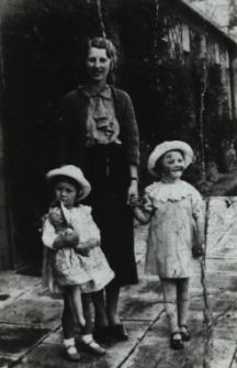 Hrabina Adela Plater-Zyberk z córkami: Elżbietą i Teresą [fotografia]