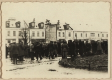 Mieszkańcy na Placu Wolności w Białej Podlaskiej w okresie II wojny światowej[fotografia]