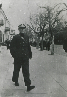 Jan Mironiuk w mundurze aspiranta straży pożarnej na Placu Wolności w Białej Podlaskiej [fotografia]