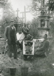 Władysław Barwiński przy rodzinnym grobie Barwińskich na cmentarzu w Łomazach [fotografia]