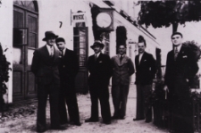 Pracownicy Podlaskiej Wytwórni Samolotów w Białej Podlaskiej przed dworcem kolejowym [dokument ikonograficzny]