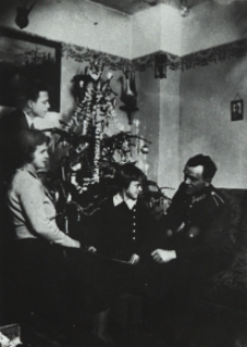 Bialska rodzina przy choince [dokument ikonograficzny]