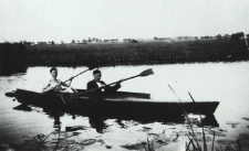 Bialczanie pływający kajakiem po Krznie [fotografia]