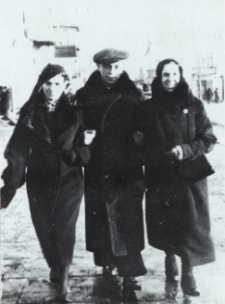 Rodzina Makarewiczów z Białej Podlaskiej na Placu Wolności [fotografia]