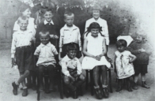 Grupa dzieci z ulicy Stodolnej w Białej Podlaskiej [fotografia]