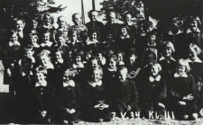 Uczniowie kl. III Szkoły Powszechnej nr 4 w Białej Podlaskiej [fotografia]