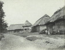 Drewniane zabudowania wiejskie w okolicach Kościeniewicz [fotografia]