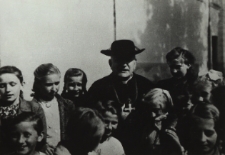 Ks. bp Czesław Sokołowski w otoczeniu dzieci kolonijnych [fotografia]