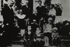 Rodzina Kuczyńskich - właściciele majątku w Koroszczynie przed dworem [fotografia]