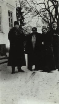 Rodzina Kuczyńskich i Wędrychowskich przed dworem w Koroszczynie [fotografia]